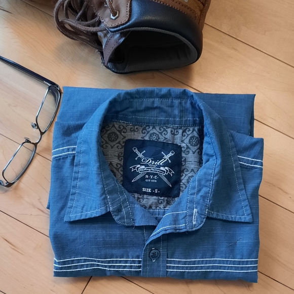 ⚡️$16 or 2/$20. Long or short sleeve men's shirt - small - Picture 1 of 6